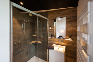 Salle de douche ouverte sur la chambre Petit Granit
