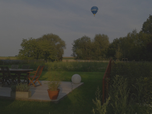 Montgolfière au dessus des champs